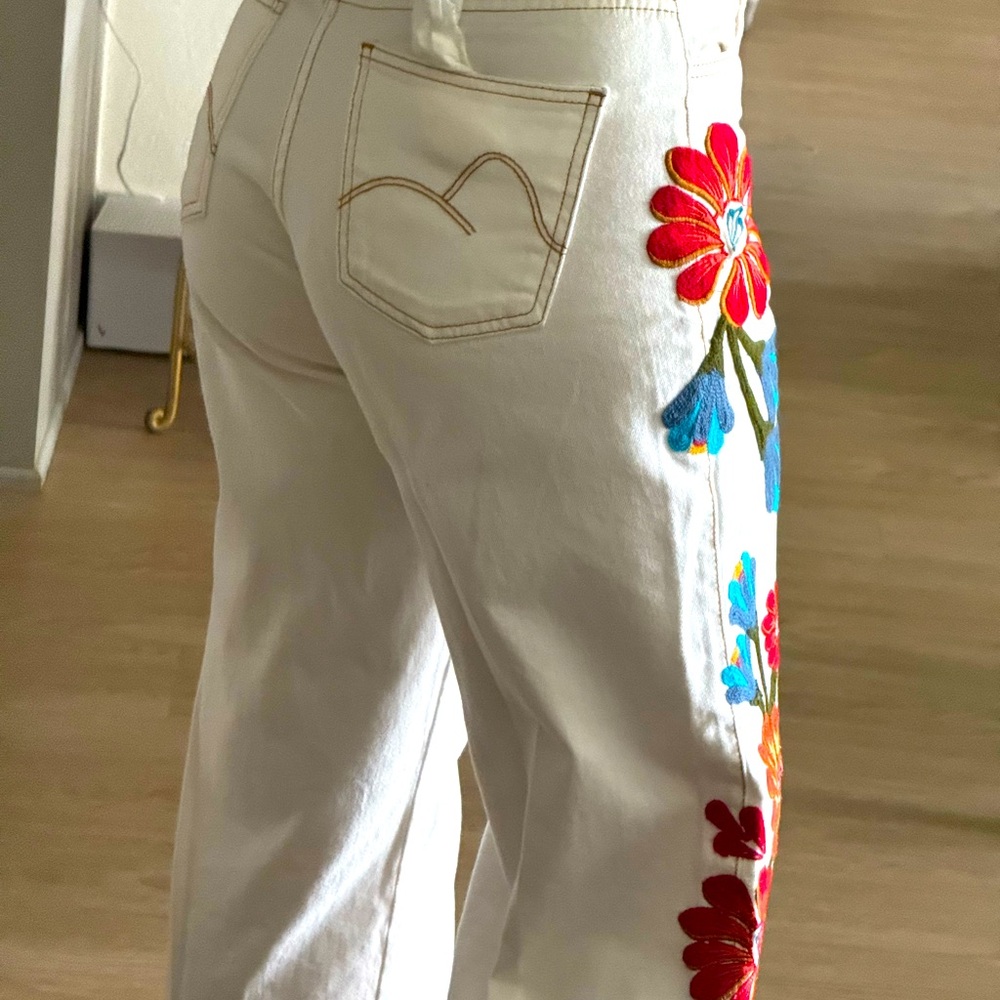 LIKE NEW Farm Rio embroidered white denim size 28